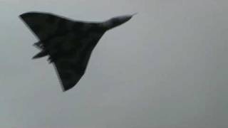 preview picture of video 'Vulcan XH558 display @ Airbus Families Day - Broughton 05-09-2009'