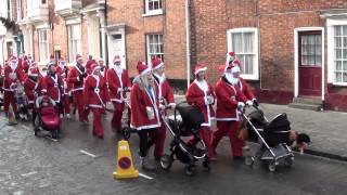 preview picture of video 'Lincoln Santa fun run & Walk 2014 - Part 1/2 See every Santa !'