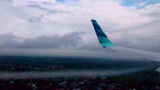 preview picture of video 'Garuda Indonesia landing at Syamsudin Noor airport Indonesia'