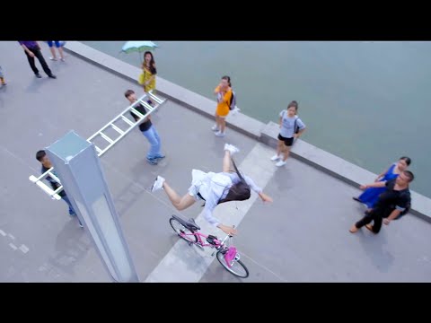 Chinese girl avoids the obstacle on road perfectly with Kungfu, stunning passers-by!