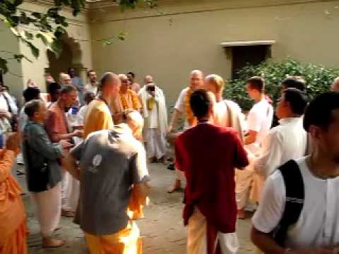 Go-puja kirtan, Govardhan 2011