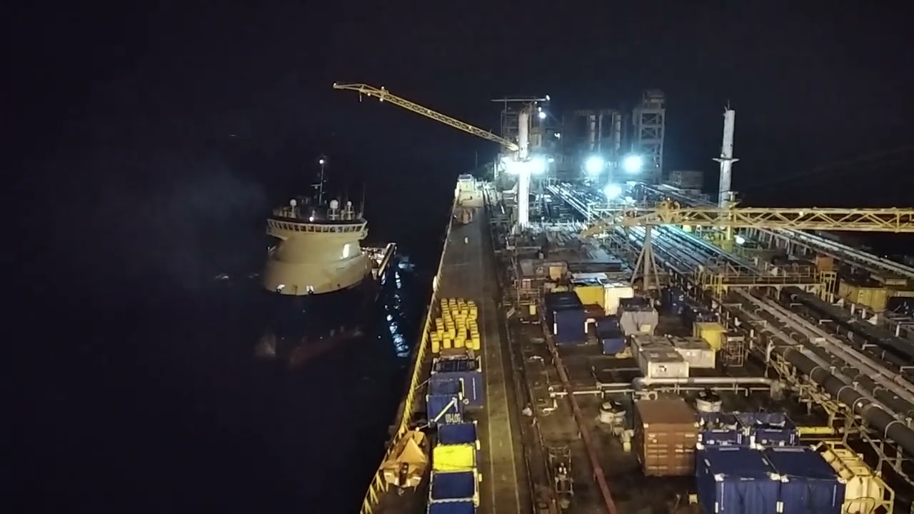Movimentação de cargas offshore durante a noite