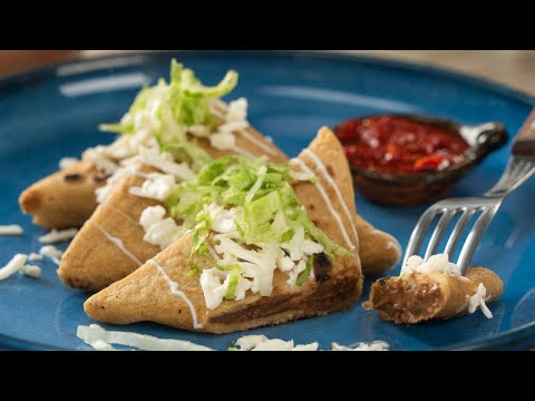 Itacates de Frijol con Hoja de Aguacate