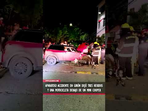 Aparatoso accidente en Girón dejó tres heridos y una motocicleta debajo de un Mini Cooper