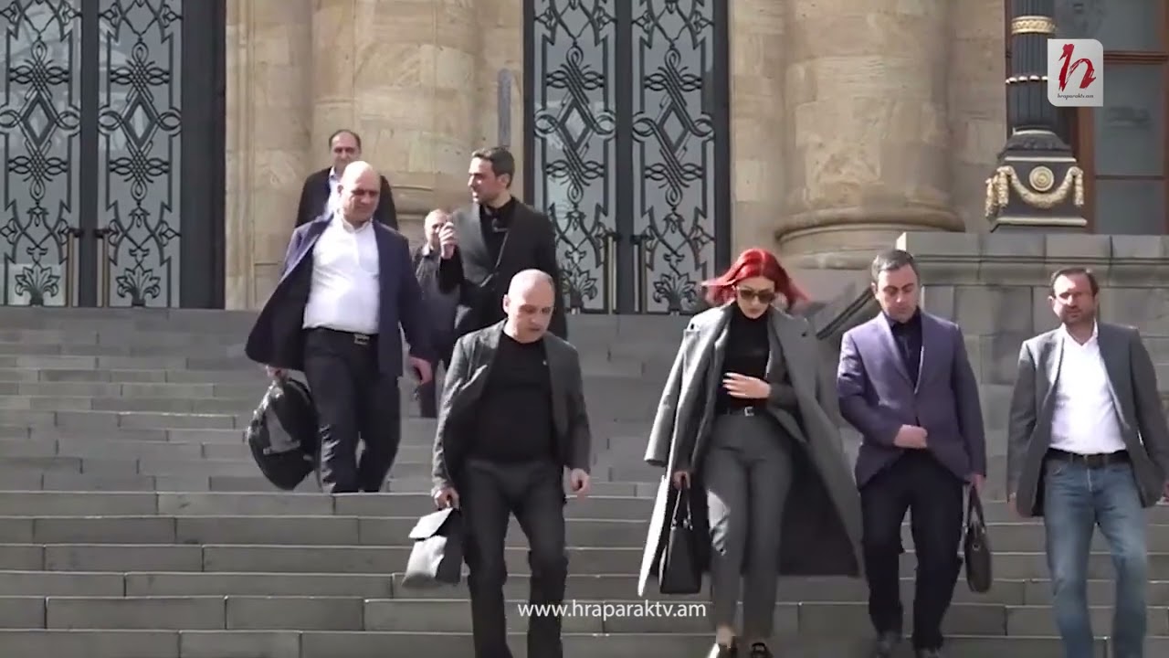 Ինչպես են ընդդիմադիրները լքում խորհրդարանի շենքը