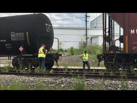 Treno del grano contro collina e scambio ferroviario alla cava con 2 SD45,