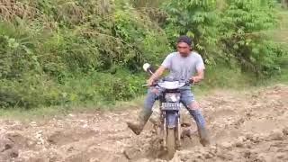 preview picture of video 'Menguji adrenalin di jalan yg berlumpur, di pedalaman bayeun, aceh timur'