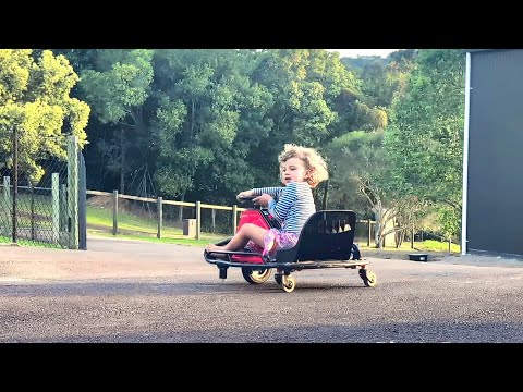 LITTLE girl Salia drifts her crazy kart. 4 YEAR OLD Drifting. Kids video. RAZOR CRAZY CART.