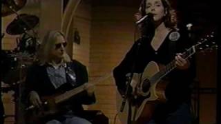 Across the Great Divide (written by Kate Wolf) - Nanci Griffith