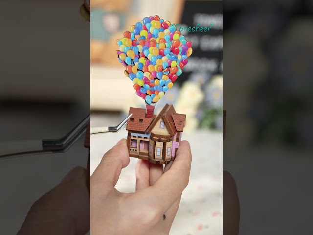 Vídeo relacionado con Tonecheer Book Nook Kit DIY Modelo de Montaje 3D Puzzle de Madera para Adultos Construye un Kit de Casa en Miniatura Kit de Manualidades con Luz Regalos Personalizados (Viajando con el Viento)