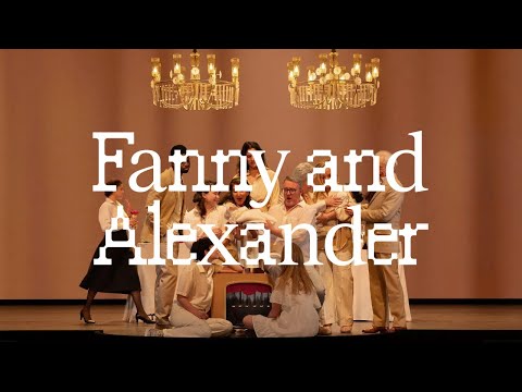 Παράδειγμα σκηνικής έκφρασης του κριτικού ρεαλισμού σε προωθητικό βίντεο της παράστασης Fanny and Alexander, Μουσική: [[#Mikael Karlsson#]], Λιμπρέτο: [[#Royce Vavrek#]], Σκηνοθεσία: [[#Ivo Van Hove#]], [[#National Opera#]] of [[#Belgium La Monnaie#]] / [[#De Munt#]] (2024). 