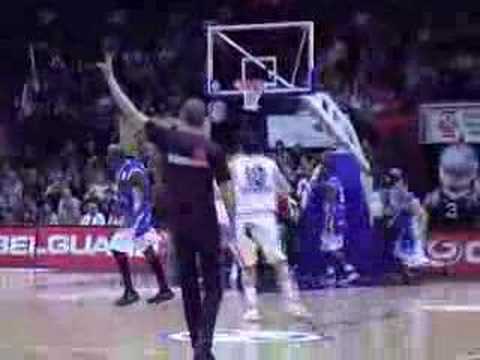 02 17-11-07 BCO-Mons - Sam met een supersnelle lay-up.mpg