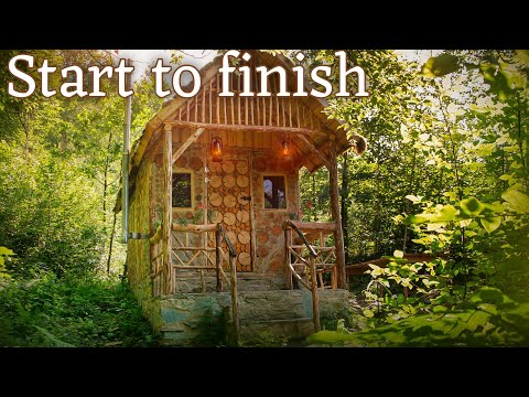 Baue ein Bushcraft-Haus aus Stein im Wald. Großer Film
