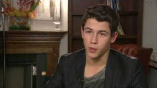 Interview (VO) de Nick Jonas sur le tournage de l'�pisode 104 de Smash - The Cost of Art