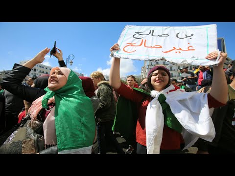 آلاف المحتجين يرفضون تعيين عبد القادر بن صالح رئيسا مؤقتا للجزائر…