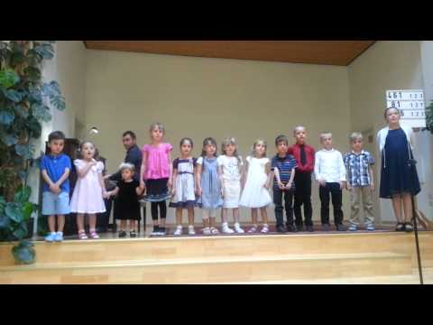 Merg cantand spre casa