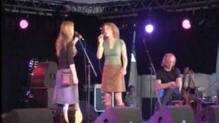 Ygdrassil (Linde Nijland & Annemarieke Coenders) sings the traditional song "Cruel Sister" (live)