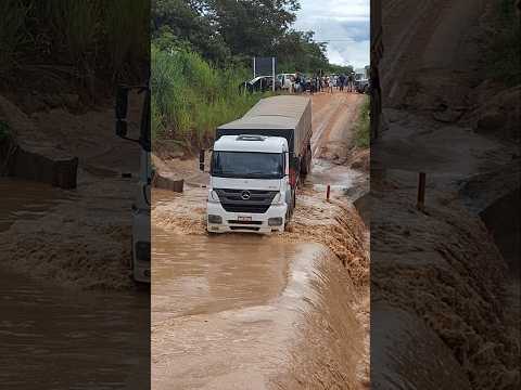 See: Wet crossing in Corrego das Pedras was closed today, March 2nd, 2026, in Urucuia-MG.