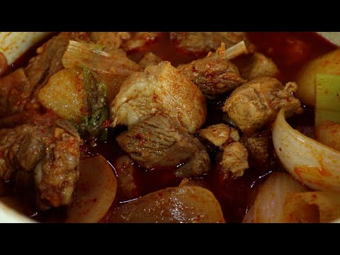 초벌 때 간장을 넣어 삶아요. 대박집 매운돼지갈비찜 이렇게 끓여 정말 맛있어요~