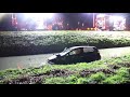 Twee auto's te water bij A15