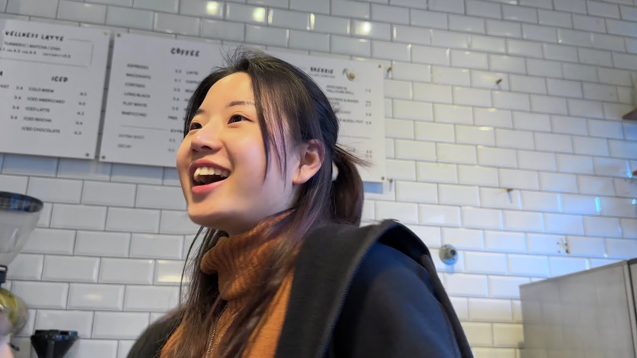 영국 카페에서 단골들이랑 수다떨기 | 스몰톡으로 친해지는거지 😎 | chatting and small talking with regulars at the coffee shop