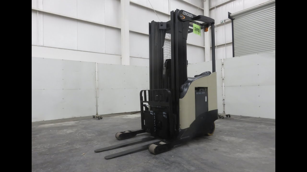 Cómo Operar o Manejar un Montacargas Apilador Crown Hombre Parado RR5715-40 Eléctrico 4000 Libras