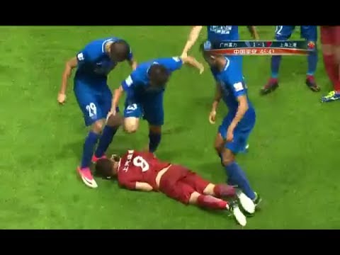 Ex-Chelsea Oscar é pisoteado em confusão na China!!