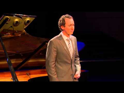 Μία από τις πιο όμορφες άριες για φωνή οξυφώνου που έχουν ποτέ γραφεί, «Ακόμη νομίζω αντηχούν» ["Je crois entendre encore"], από την όπερα Οι αλιείς των μαργαριταριών [Les pêcheurs de perles, 1863] του [[#Georges Bizet [Ζορζ Μπιζέ]#]], ερμηνευμένη από τον λεπταίσθητο Γάλλο τενόρο της νεότερης γενιάς [[#Cyrille&nbsp;Dubois [Σιρίλ Ντυμπουά]#]], ο οποίος τραγουδά και το ρετσιτατίβο.