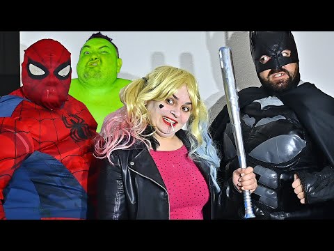 Superheroes VS Harley Quinn