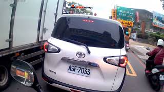 車道延伸線不會看還停下來嗆人家貨車