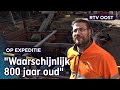 Stadsarcheoloog Bart graaft lijken op in het centrum van Deventer | RTV Oost