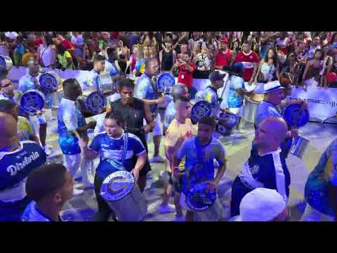 Bateria da Em Cima da Hora no mini desfile para o carnaval 2026