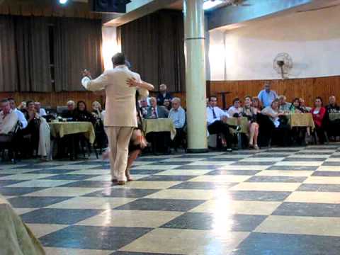  Jose Luis Gonzalez  and  Paulina Cazabon Goméz  are  dancing  to  the  milonga  "  No Hay Tierra Como La Mia  "