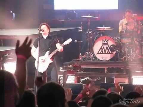 5/9 Hayley Williams Sings "Sugar, We're Goin Down" w/Fall Out Boy @ Last Monumentour 8/31/14