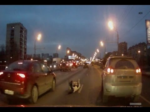 Blondynka strzela focha na drodze