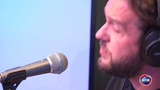 Claudio Capeo chante &quot;E penso a te&quot; dans les studios de RFM