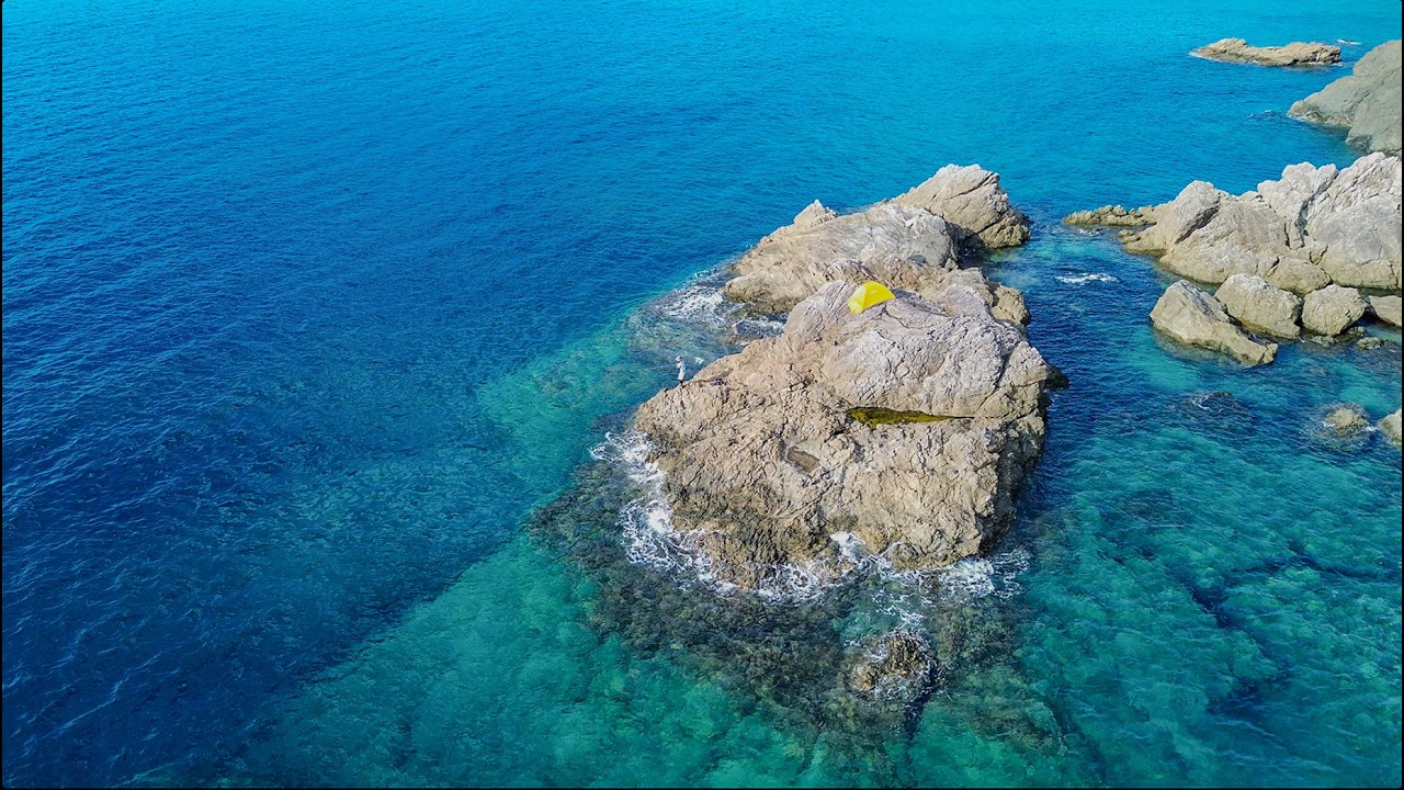 自力で渡った磯の上でロマン溢れる大物釣りキャンプ