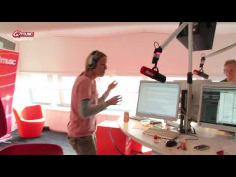 Q-music (NL):  Kaneel slikken in de Q-studio (cinnamon challenge)