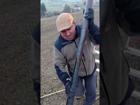 WHAT THIS GENTLEMAN INVENTED TO PLANT THE STAkes IS GETTING THE WEB DISCUSSED!!