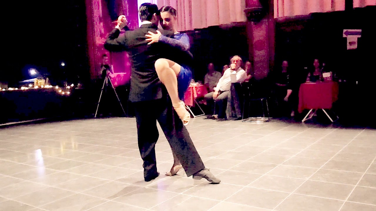 Edwin Espinosa  y Alexa Yepes in altenakapel Kontich op zat