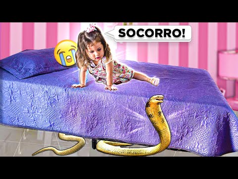 UMA COBRA APARECEU EM BAIXO DA CAMA QUE MINHA IRMÃZINHA ESTAVA DORMINDO!