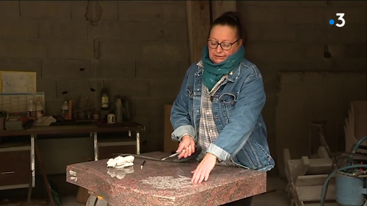 Une femme graveur funéraire dans le Tarn