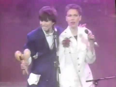 Annie Lennox & Chrissie Hynde - Give It Up (Live)