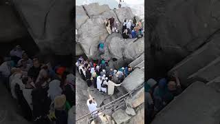 Ghar-e-Hira terletak di Makkah dekat Jabal al-Nour, tempat Nabi ﷺ menerima wahyu pertama.