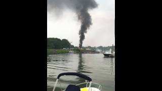 preview picture of video 'Fire on the Water in Norwalk, CT as fire boat responds.'