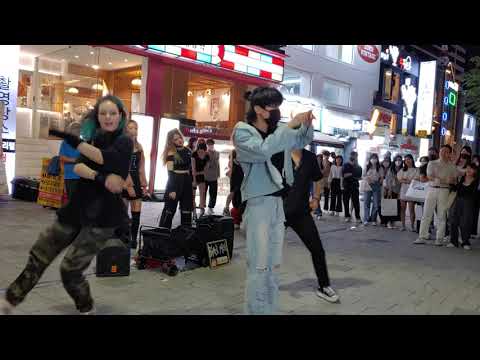 MONDAY. BLACK MIST. AMAZING ENERGETIC HILARIOUS BUSKING. HONGDAE STREET.