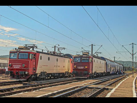 Trains at Beclean pe Somes railway station/2 trenuri in statia Beclean pe Somes (L401/M400)
