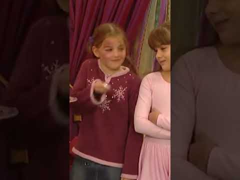 Ceren ve Tuğçe'nin Kavgası Yastık Savaşına Döndü 😂🤣 - Sihirli Annem #shorts