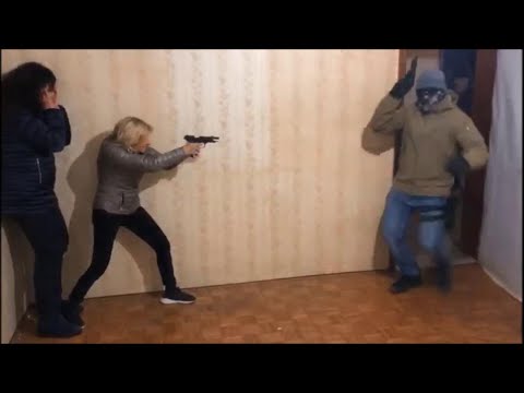 Legittima difesa, a Padova le donne imparano a sparare ai ladri