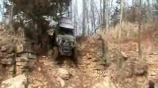 preview picture of video 'Grand Cherokee roll at Hannibal Rocks Off Road Park'